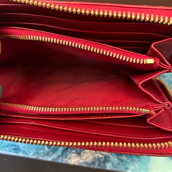❌❌ NOT AVAILABLE ❌❌ Beautiful Burberry Zippy Wallet - Picture 4 of 9